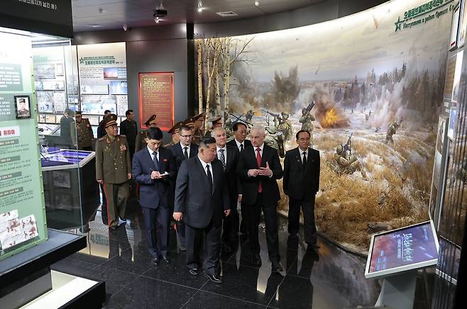 북한 노동당 기관지 노동신문은 27일 김정은 당 총비서가 러시아 대표단과 러시아 파병군을 기리기 위해 건설한 해외군사작전 전투위훈기념관을 찾아 전사자들을 애도했다고 보도했다. 노동신문 뉴스1