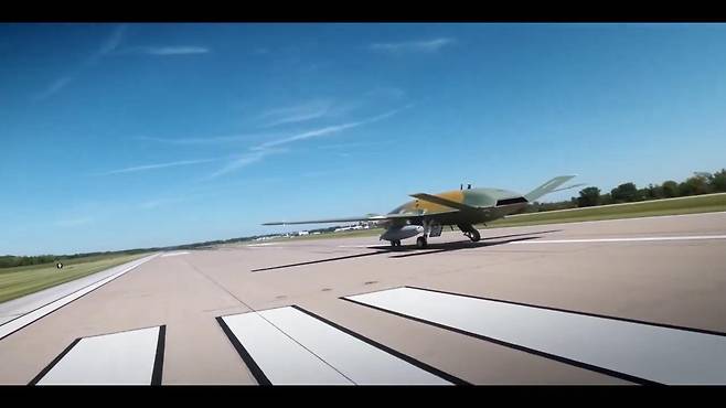 미 해군의 MQ-25A ‘스팅레이’ 무인항공기가 지난 25일(현지 시간) 미국 일리노이주 마스쿠타에 위치한 보잉 시설에서 첫 비행을 위해 이륙하고 있다. 보잉 제공