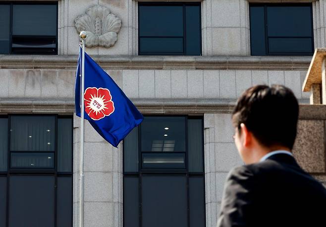 서울 종로구 헌법재판소에 걸린 헌법재판소 깃발이 바람에 휘날리는 모습. 2026.3.25 ⓒ 뉴스1