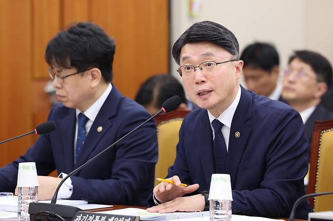 류제명 과학기술정보통신부 제2차관이 28일 서울 여의도 국회에서 열린 과학기술정보방송통신위원회 전체회의에서 의원 질의에 답변하고 있다. 2026.4.28/뉴스1