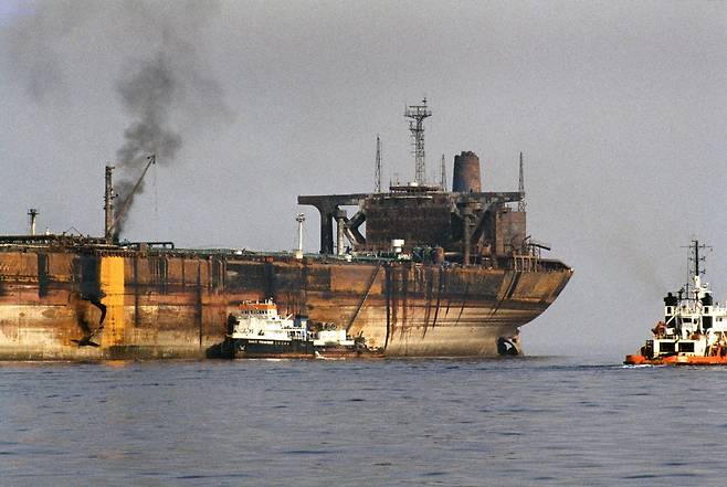 세계 원유 물동량의 약 20%가 통과하는 전략적 요충지 이란 반다르아바스 항구 전경. 국제 유가가 배럴당 100달러 안팎으로 치솟은 가운데, 트럼프 행정부의 제재 유예 조치로 이란은 최대 140억 달러(약 21조 원)에 달하는 예기치 못한 수익을 거둘 것으로 전망된다. 게티이미지