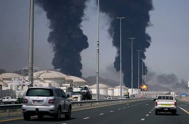 지난달 14일 이란발 드론이 아랍에미리트(UAE) 원유 시설에 충돌한 뒤 검은 연기가 솟아오르고 있다. 후자이라=AP 뉴시스