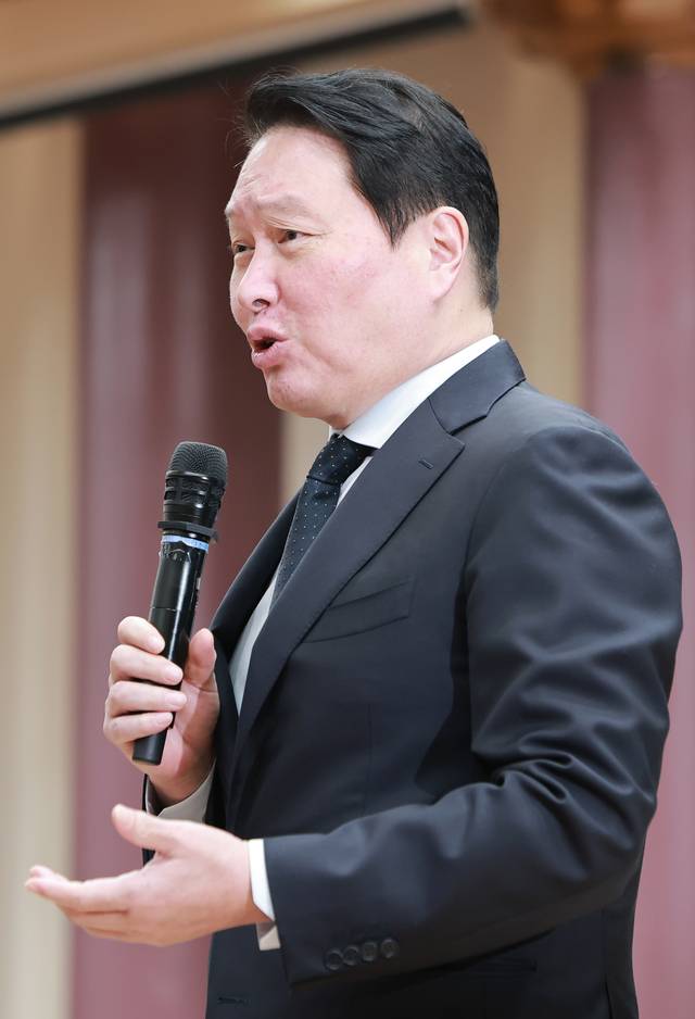 대한상공회의소 회장인 최태원 SK그룹 회장이 28일 국회의원회관에서 한중의원연맹이 연 ‘미·중 AI 기술 패권 경쟁 속 대한민국 성장전략’ 정책세미나에 참석해 강연하고 있다. [연합뉴스]