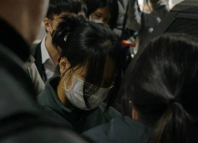 캄보디아 범죄 조직에서 활동하며 우리 국민 869명에게서 약 486억원을 편취한 한국인 피의자 73명이 지난 1월23일 오전 전세기를 타고 인천국제공항 제2여객터미널로 강제 송환되고 있다. 정용일 선임기자 yongil@hani.co.kr