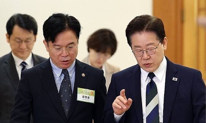 이재명 대통령이 지난 10일 청와대에서 열린 민주노총 초청간담회에 김영훈 고용노동부 장관과 대화하며 입장하고 있다. 연합뉴스