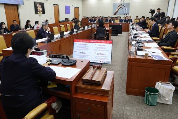 28일 국회에서 열린 과학기술정보방송통신위원회 전체회의에서 최민희 위원장이 회의를 진행하고 있다. 연합뉴스