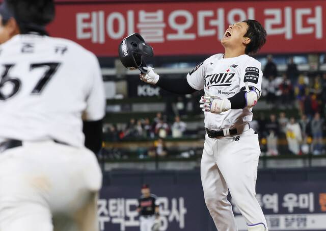 케이티(KT) 위즈 강민성이 28일 수원 케이티위즈파크에서 열린 2026 KBO리그 엘지(LG) 트윈스와 경기에서 10회말 끝내기 안타를 친 뒤 기뻐하고 있다. 연합뉴스