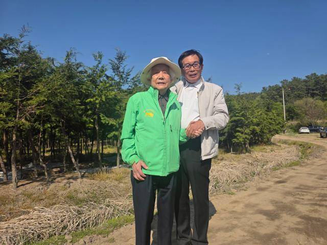 우세균(오른쪽) 포천편백나무농원 대표와 권병현 사단법인 미래숲 대표. 이종구 기자