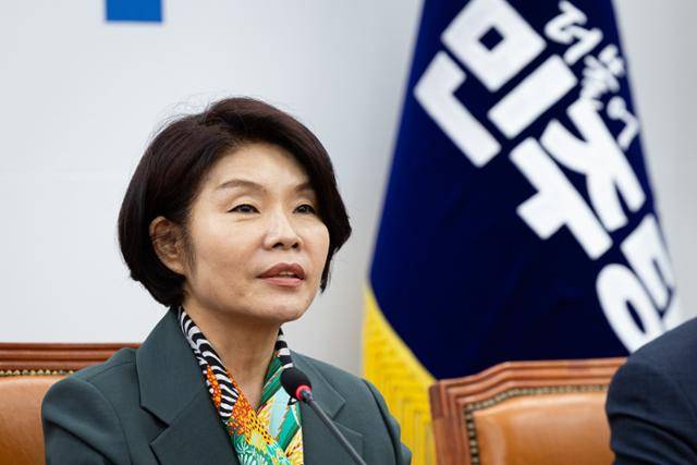 한정애 더불어민주당 정책위의장이 28일 국회에서 열린 원내대책회의에서 모두 발언을 하고 있다. 뉴스1