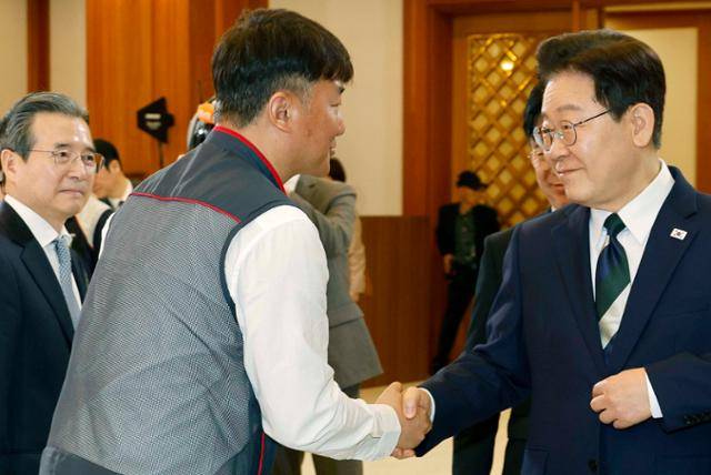 이재명 대통령이 10일 청와대에서 열린 민주노총 초청 간담회에서 양경수 민주노총 위원장과 악수하고 있다. 왕태석 선임기자