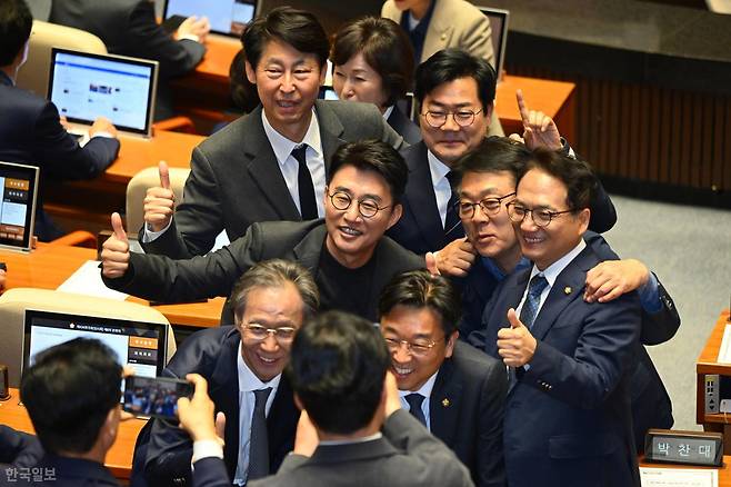 박찬대 인천시장 더불어민주당 후보가 28일 국회에서 열린 제434회 국회 제8차 본회의에서 박선원 더불어민주당 의원 등과 기념촬영을 하고 있다. 박시몬 기자