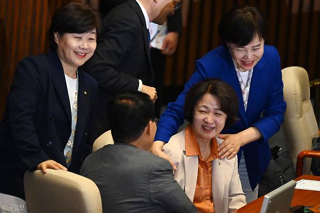 추미애 경기지사 후보가 28일 국회에서 열린 제434회 국회 제8차 본회의에서 민주당 의원들에게 격려를 받고 있다. 왼쪽부터 서영교 의원, 박지원 의원, 추 후보, 전현희 의원. 박시몬 기자
