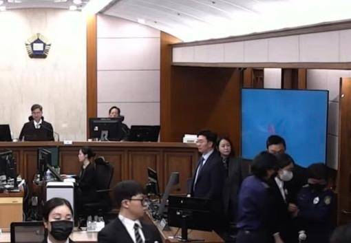 김건희(오른쪽에서 두번째) 여사가 28일 서울 서초구 서울고법에서 열린 항소심 선고 공판을 마친 뒤 퇴정하고 있다. 서울고법 중계화면 캡처