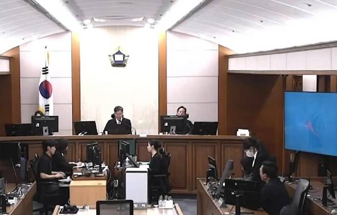 김건희(오른쪽에서 두번째) 여사가 28일 서울 서초구 서울고법에서 열린 항소심 선고 공판에서 고개를 숙인 채 재판부의 주문 선고를 듣고 있다. 서울고법 중계화면 캡처