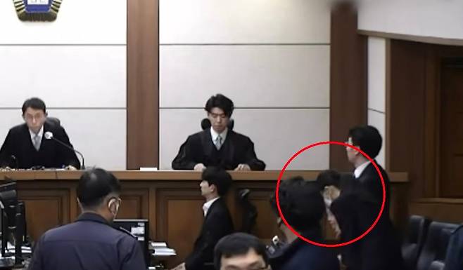 김건희 여사가 1월 28일 서울 서초구 서울중앙지법에서 열린 1심 선고 공판이 끝난 뒤 우인성(가장 왼쪽) 부장판사 등 재판부를 향해 고개 숙여 인사하고 있다. 서울중앙지법 중계화면 캡처