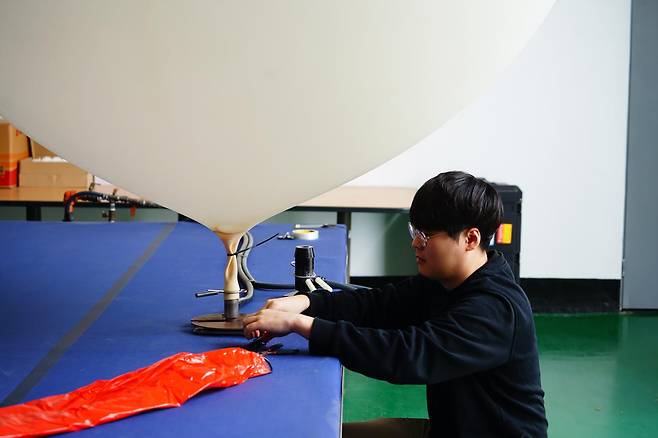 28일 경북 포항시 남구 송도동 대구지방기상청 포항관측소에서 직원들이 고층 관측을 위해 헬륨 가스를 주입한 뒤 마무리 작업을 하고 있다. 포항=김재현 기자