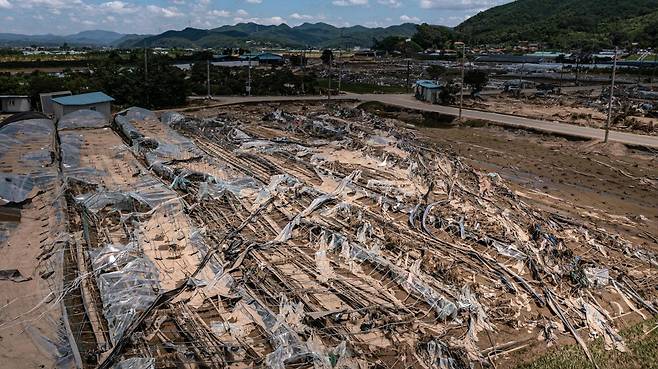 지난해 8월 홍수가 휩쓸고 간 경남 산청군 신안면의 농경지. 비닐하우스는 형체를 알아볼 수 없을 만큼 찢기고 뒤엉켰다. 산청=하상윤 기자