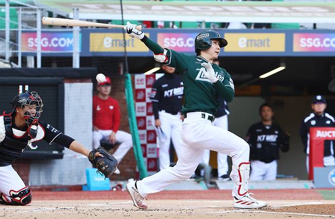 KBO리그 신기록을 경신한 SSG 랜더스 주전 유격수 박성한(28)이 타자 부문 3~4월 쉘힐릭스플레이어에 다가섰다. 사진=SSG 랜더스