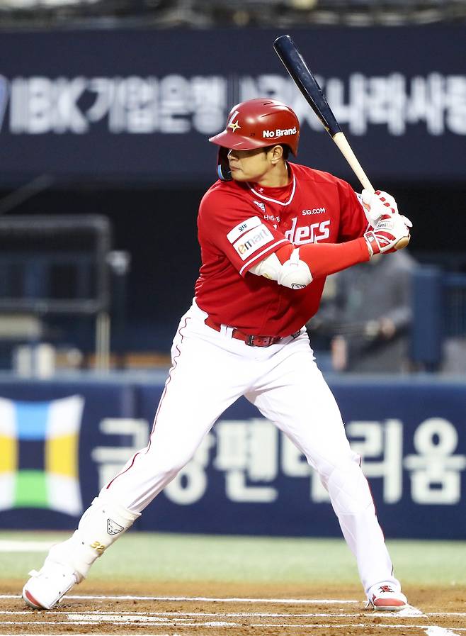 올해 극심한 타격 슬럼프를 겪고 있는 김재환. SSG 제공