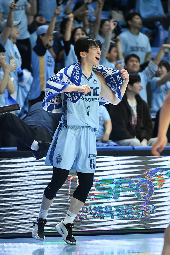 소노 이정현이 27일 고양소노아레나에서 열린 LG와의 2025~26 LG전자 프로농구 4강 PO 3차전 중 팀 동료의 득점이 터지자 환호하고 있다. 사진=KBL