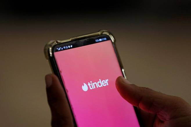 스마트폰 화면에 데이팅 앱 틴더(Tinder)가 실행되고 있는 모습. 로이터=연합뉴스