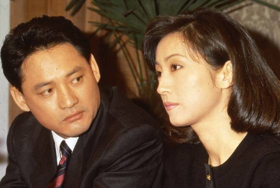 40~50%의 높은 시청률을 기록하면서 인기리에 방영됐던 KBS-2TV 드라마 '야망의 세월'. 만 40세이던 유인촌 전 문화체육관광부 장관이 이명박 전 대통령을 모델로 한 주인공 박형섭 역을 맡았다. 오른쪽은 박형섭의 부인 역할로 출연한 전인화씨. 중앙포토