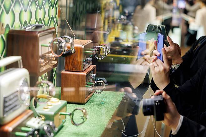 관람객들이 워치스&원더스 쇼케이스에 진열된 시계를 촬영하고 있다. 사진 워치스&원더스 제네바