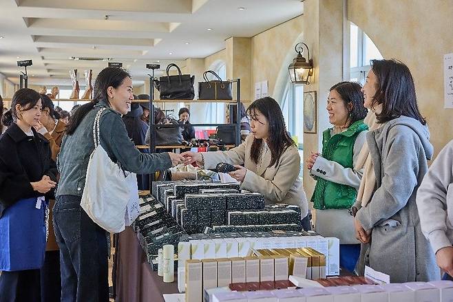 전통문화 연구와 계승을 위한 기금 마련을 위해 매년 봄 열리는 아름지기 바자. 사진 재단법인 아름지기