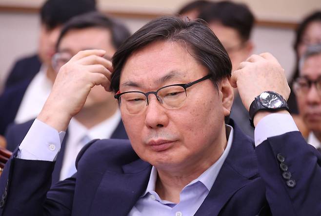 이화영 전 경기도 평화부지사가 지난 14일 국회 윤석열 정권 정치검찰 조작기소 의혹사건 진상규명 국정조사 특별위원회에서 열린 쌍방울 대북송금 조작기소 의혹 사건 청문회에 증인으로 출석해 머리를 만지고 있다. 임현동 기자