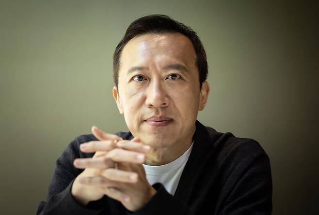 차영훈 감독은 "사람이라는 존재가 생긴 이래 (동만이 느끼는) 불안함, 허기짐, 무가치함과의 투쟁은 꾸준히 있었을 것"이라고 했다. "원래부터 있었던 문제를 드디어 우리가 쳐다보게 된 느낌이랄까요? 그래서 우리 이야기도 '너는 가치 있어' 보다는 '모두가 무가치함과 싸우고 있다'고 위로하는 드라마라고 생각했어요." 권혁재 사진전문기자