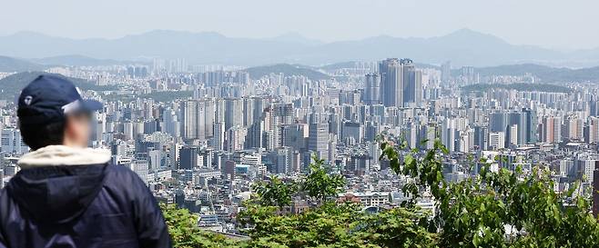 26일 서울 남산에서 바라본 도심 곳곳에 아파트가 빼곡하다.   [연합뉴스]