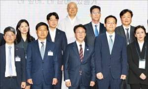 김민석 국무총리(앞줄 왼쪽 세 번째)와 최승현 넷플릭스코리아 디렉터(뒷줄 오른쪽 두 번째).