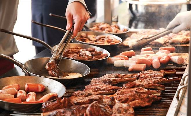 반얀트리 서울 풀사이드 바비큐 뷔페 /반얀트리 클럽 앤 스파 서울 제공