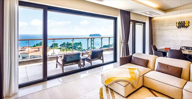 오레브 리조트는 모든 객실을 서귀포 앞바다와 범섬이 한눈에 펼쳐지는 오션뷰로 설계했다. /오레브 리조트 제공