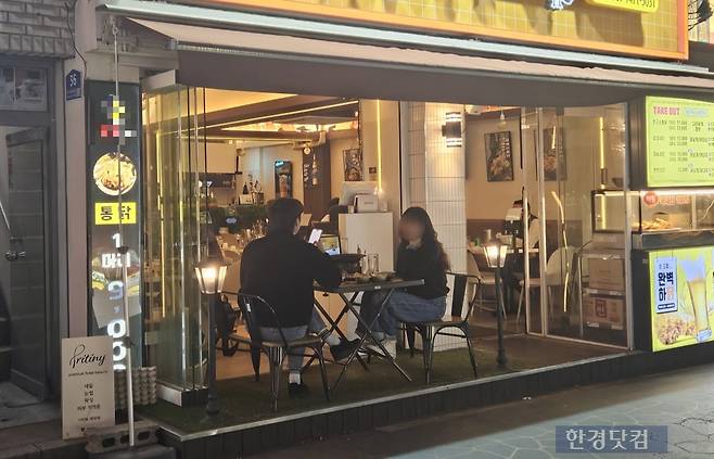 지난 23일 오후 5시경 서울 광진구 화양동 건대입구역 먹자골목 내 호프집에서 사람들이 음식을 먹고 있다. /사진=박수빈 기자