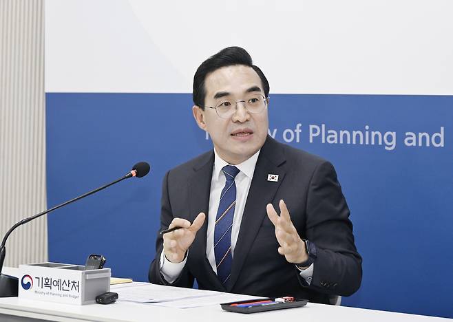 박홍근 기획예산처 장관이 지난 21일 정부세종청사에서 열린 출입 기자단 간담회에서 발언하고 있다. 기획예산처 제공