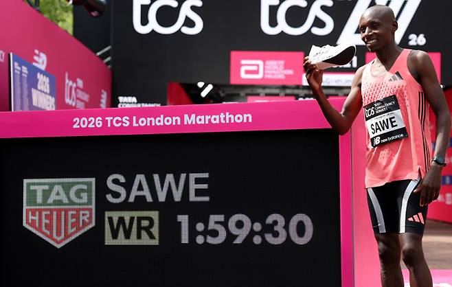사바스티안 사웨가 26일 영국 런던 마라톤 남자 엘리트 레이스에서 우승한 뒤 포즈를 취하고 있다. 런던 | 신화연합뉴스