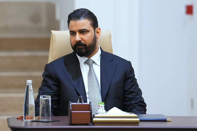 사업가 출신의 정치 신인 알리 알자이디(40)가 차기 이라크 총리로 지명됐다. AP연합뉴스