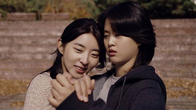 <새벽의 Tango>의 주희(권소현)와 지원(이연)이 ‘땅고’를 추고 있다. 주희는 스페인어 발음을 살려 ‘탱고’를 땅고라고 부른다. 스튜디오 디에이치엘 제공