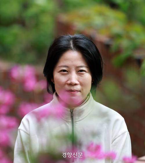 <새벽의 Tango> 김효은 감독이 21일 서울 정동길에서 인터뷰를 마친 뒤 포즈를 취하고 있다. 정지윤 선임기자