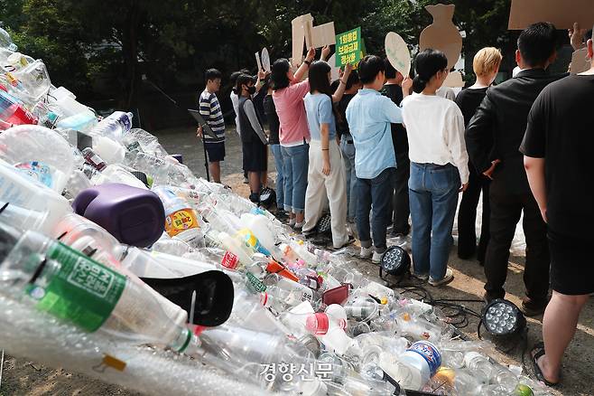 환경운동연합과 서울환경연합 활동가들이 서울 종로구 환경운동연합 앞마당에서 기자회견을 열고 일회용컵 보증금제와 플라스틱 사용 규제를 촉구하고 있다. 정지윤 선임기자
