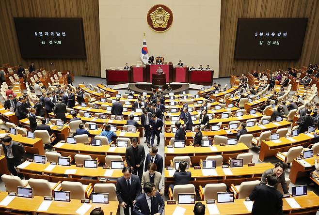 더불어민주당 의원들이 28일 국회 본회의장을 나서고 있다. 연합뉴스