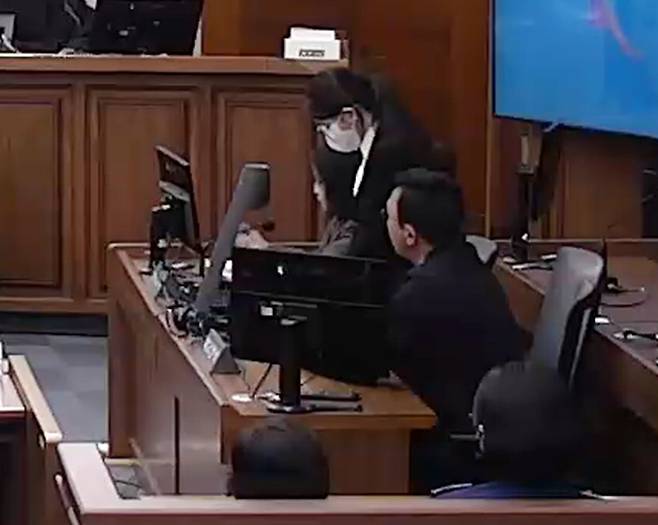 도이치모터스 주가조작 등의 혐의로 재판에 넘겨진 김건희씨가 28일 서울 서초구 서울고법에서 열린 항소심 선고공판에서 재판장의 선고를 듣고 있다.                  연합뉴스