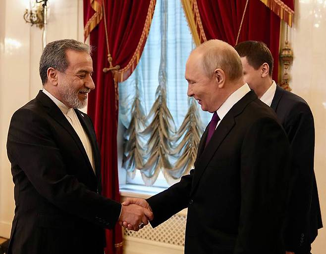 블라디미르 푸틴 러시아 대통령(오른쪽)이 27일(현지시간) 상트페테르부르크에서 아바스 아라그치 이란 외교장관을 접견하고 있다. UPI연합뉴스