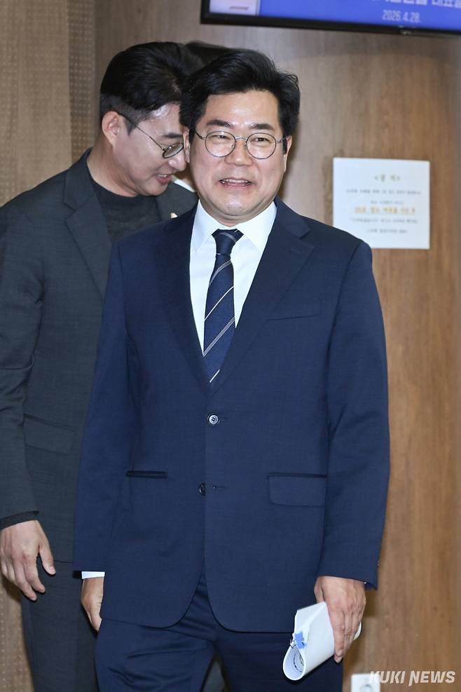 박찬대 더불어민주당 인천시장 후보가 28일 서울 여의도동 국회 소통관에서 인천바이오과학기술원 설립 제안 기자회견이 끝난 후 기자회견장을 나서고 있다.
