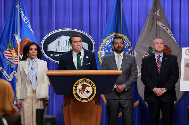 토드 블랜치 미국 법무장관 대행이 27일(현지시간) 워싱턴 DC 법무부에서 백악관 만찬 행사 총격 사건 브리핑을 하고 있다. 오른쪽은 캐시 파텔 미 연방수사국 국장, 왼쪽은 제닌 피로 워싱턴DC 검사장. 연합뉴스