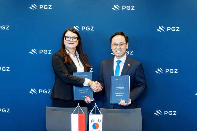 지난 27일(현지 시간) 폴란드 바르샤바에서 열린 K2 전차 K2PL 및 구난전차 현지 생산·정비 협력 계약식에서 이용배 현대로템 사장(오른쪽)과 모니카 크루첵 부마르 사장이 기념촬영을 하고 있다. 현대로템 제공
