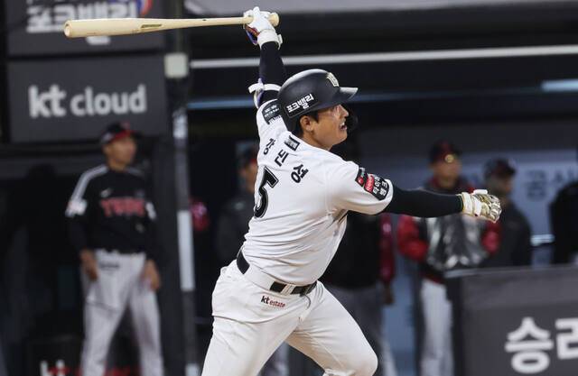 KT 위즈의 강민성이 28일 수원 KT위즈파크에서 열린 ‘2026 신한 SOL KBO리그’ LG 트윈스와 홈 경기 10회말 끝내기 안타를 기록하고 있다. 연합뉴스