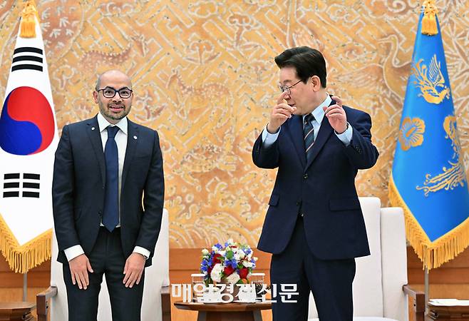 이재명 대통령이 27일 청와대 집무실에서 ‘알파고의 아버지’로 불리는 데미스 허사비스 구글 딥마인드 공동창업자 겸 최고경영자(CEO)를 만나 기념촬영을 제안하는 제스처를 취하고 있다.  [김호영 기자]
