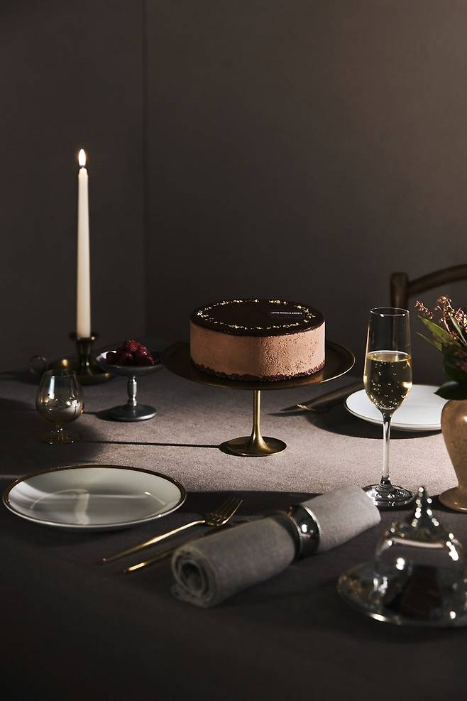 롯데호텔앤리조트가 출시한 골드 초콜릿케이크. 롯데호텔앤리조트